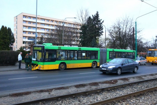 Zderzenie autobusu z tramwajem na buspasie w ciągu ul. Dąbrowskiego