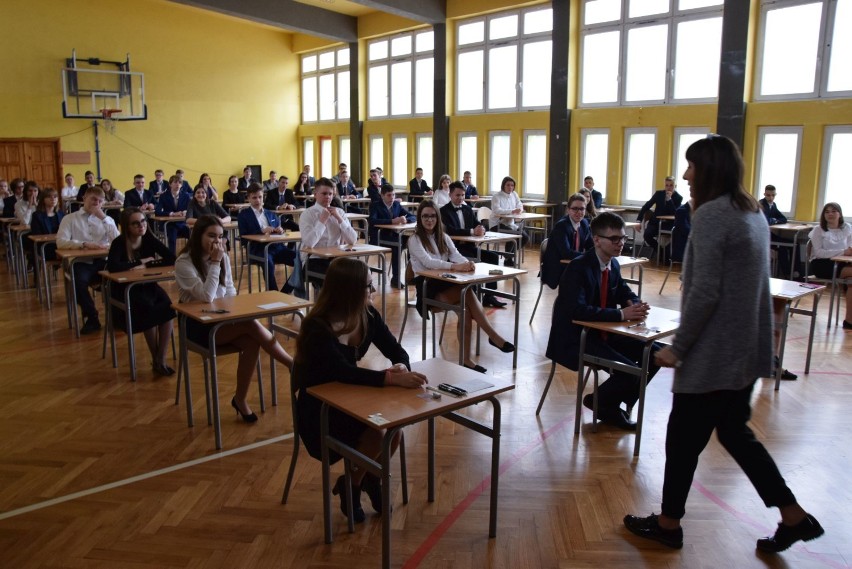 Egzamin gimnazjalny w wieluńskiej piątce [ZDJĘCIA]