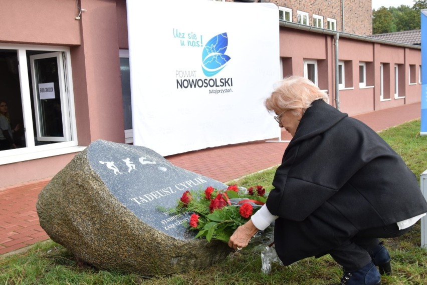 Kwiaty przy obelisku upamiętniającym trenera Tadeusza...