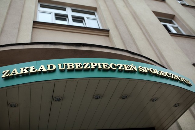 Emerytury bez podatku? Dzięki tej zmianie niektórzy seniorzy mogliby zyskać nawet 400 zł miesięcznie! O możliwości wycofania obowiązku odprowadzenia podatku dochodowego dla seniorów mówiło się w kontekście nowego programu PiS. Dotychczas według nieoficjalnych informacji Polski Ład zakładał emerytury bez podatku. Dziś program został wreszcie zaprezentowany. Kto na tym zyska? Sprawdźcie szczegóły!

Czytaj dalej. Przesuwaj zdjęcia w prawo - naciśnij strzałkę lub przycisk NASTĘPNE