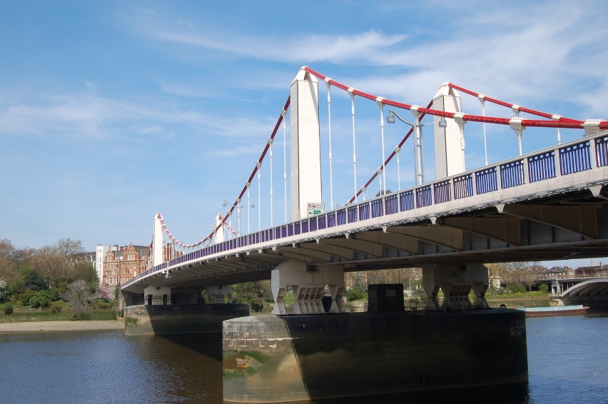 1858 – Oddano do użytku Chelsea Bridge w Londynie.