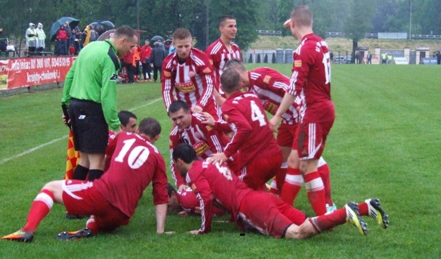 Radość piłkarzy Soły Oświęcim po pierwszym objęciu prowadzenia w meczu przeciwko Nidzie Pińczów w III lidze piłkarskiej, w grupie małopolsko-świętokrzyskiej.