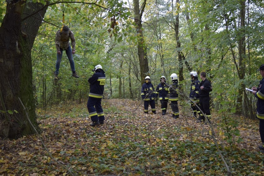 OSP z gminy Głogów ratowali paralotniarza, który spadł na drzewo