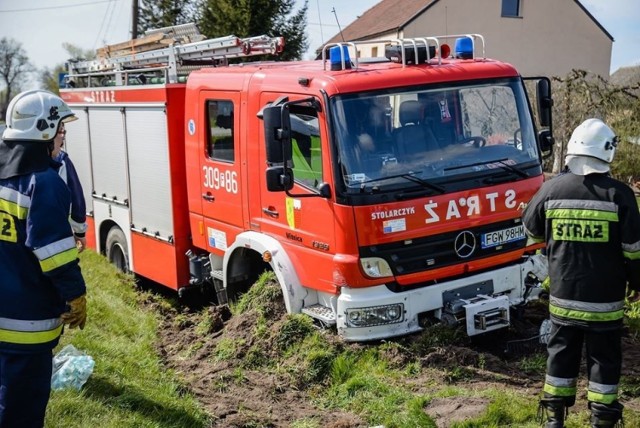 Dwa groźnie wyglądające zdarzenia miały miejsce na drodze wojewódzkiej nr 132. Strażacy, którzy jechali do kolizji, sami mieli kolizję z innym pojazdem. 

Sytuacja miała miejsce w środę, 15 kwietnia. Na skrzyżowaniu drogi wojewódzkiej nr 132 z drogą w stronę Nowin Wielkich doszło do zderzenia bmw i opla. W wyniku zderzenia opel wypadł z drogi i dachował. – Choć zdarzenie wyglądało poważnie, to na szczęście nikomu nic poważnego się nie stało, będzie ono zakwalifikowane jako kolizja – mówi podkom. Maciej Kimet z zespołu prasowego Komendy Wojewódzkiej Policji w Gorzowie Wlkp. Ze wstępnych ustaleń policji wynika, że opel wyjeżdżał z drogi podporządkowanej i wymusił pierwszeństwo.

Do kolizji pod Nowinami Wielkimi wezwano strażaków. Jechali do niej m. in. strażacy z OSP Witnica. Do kolizji jednak nie dojechali, bo... sami mieli kolizję. – Pojazd straży pożarnej zderzył się bocznie z jadącym z naprzeciwka samochodem osobowym – mówi podkom. M. Kimet. W wyniku zderzenia strażacki mercedes wypadł z drogi. Samochód mocno zarył się w ziemię. – Na szczęście nikt nie ucierpiał, a pojazd straży pożarnej się nie przewrócił. Jednak do jego wyciągnięcia trzeba będzie użyć ciężkiego sprzętu – mówi bryg. Bartłomiej Mądry, rzecznik prasowy Komendy Miejskiej Państwowej Straży Pożarnej w Gorzowie Wlkp. 



Polecamy wideo: Szaleńczy rajd ulicami Zielonej Góry. 26-latek uciekał policji
