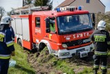 Strażacy z OSP Witnica jechali do kolizji, a sami mieli kolizję. Ich wóz wypadł na pobocze i zarył się w ziemi