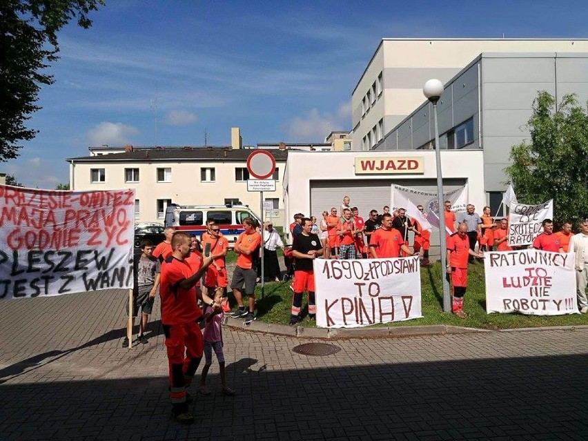 Pikieta ratowników medycznych z Jarocina