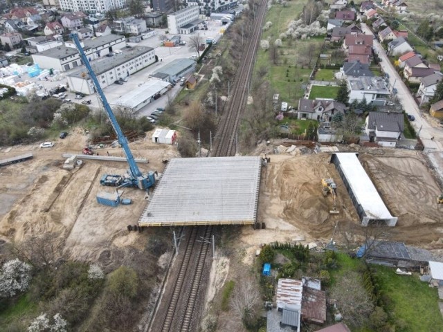 Krakowski odcinek Trasy Wolbromskiej – zachodniej obwodnicy Zielonek rozpoczyna się w rejonie ul. Pachońskiego, gdzie łączy się z budowaną obecnie pod nadzorem ZIM linią tramwajową do Górki Narodowej. W ramach zadania powstanie około kilometrowy odcinek nowej drogi kategorii G do granicy Krakowa, posiadającej dwie jezdnie po dwa pasy ruchu w każdym kierunku, wraz z chodnikiem i ścieżkami rowerowymi. Wybudowany zostanie łącznik pomiędzy nową trasą, a ul. Glogera wraz z rondem turbinowym. Rozbudowana na około 200 metrach będzie również ul. Glogera. W ramach zadania powstanie również wiadukt nad torami kolejowymi oraz przejście podziemne umożliwiające ruch pieszy i rowerowy.