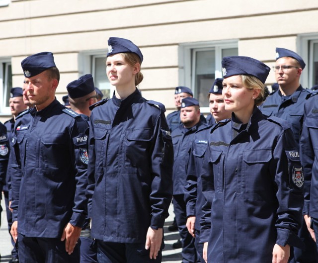 Nowi funkcjonariusze w szeregach wielkopolskiej policji. Ślubowanie złożyło 55 policjantek i policjantów