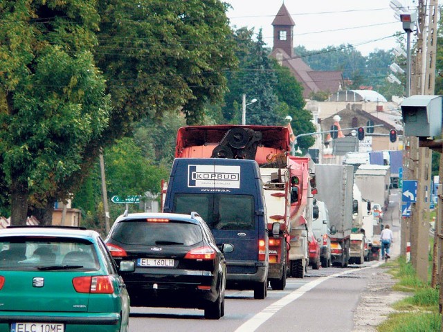 Ulice Strykowa są rozjeżdżane przez setki ciężarówek