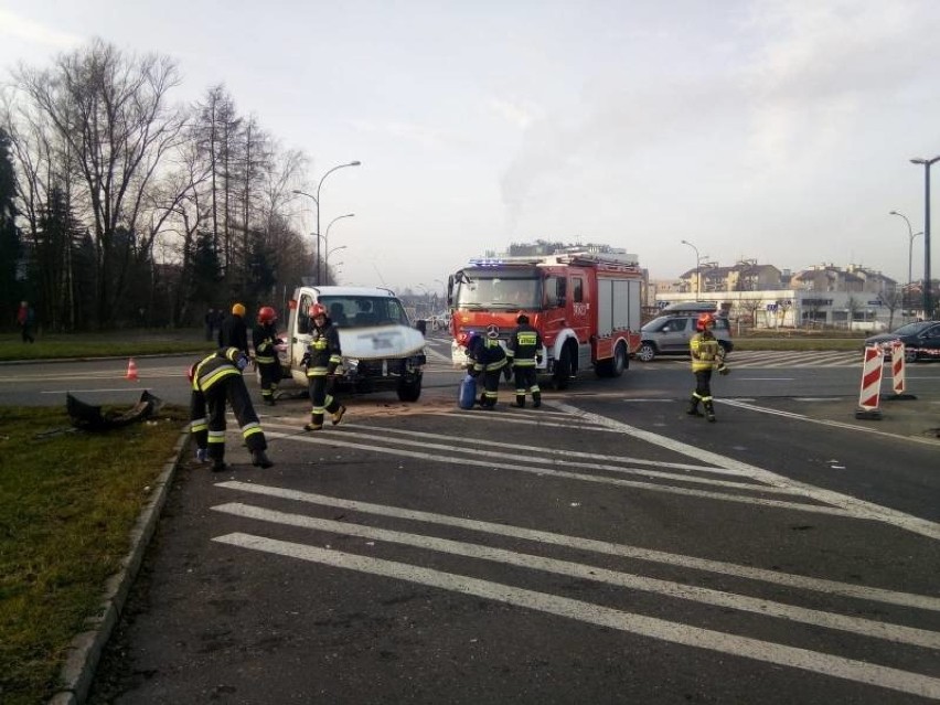 Zderzenie dwóch samochodów. Kierowca audi zakleszczony w aucie