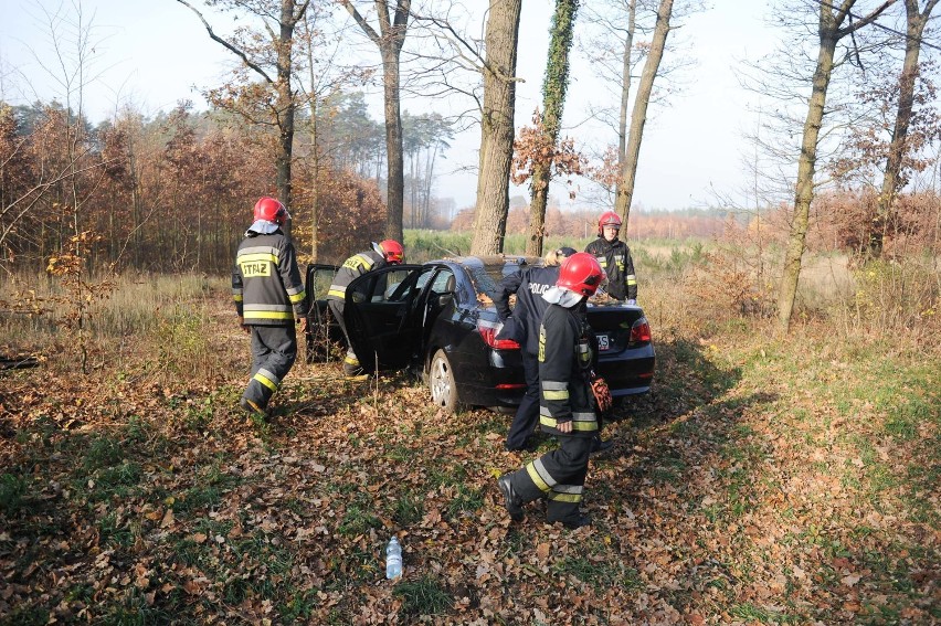 BWM rozbiło się na drzewie pod Lesznem