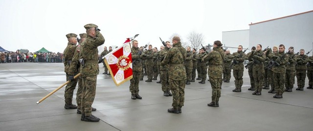 Przysięga VIII turnusu Dobrowolnej Zasadniczej Służby Wojskowej z 56. Bazy Lotniczej na lotnisku w podinowrocławskim Latkowie