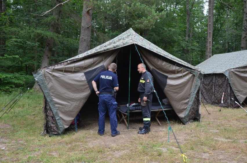 Policjanci z Wejherowa skontrolowali obozy harcerskie nad Jeziorem Czarne