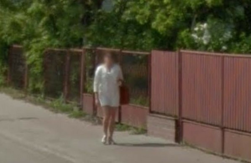 Moda na ulicach Włoszczowy. Oto codzienne stylizacje mieszkańców uchwycone przez Google Street View