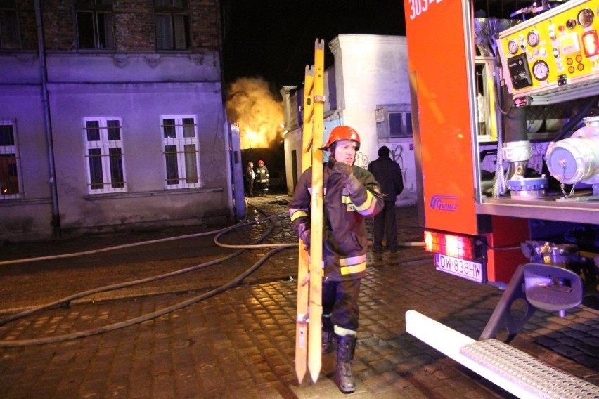 Wrocław: Trzy samochody spłonęły na Świstackiego (ZDJĘCIA)