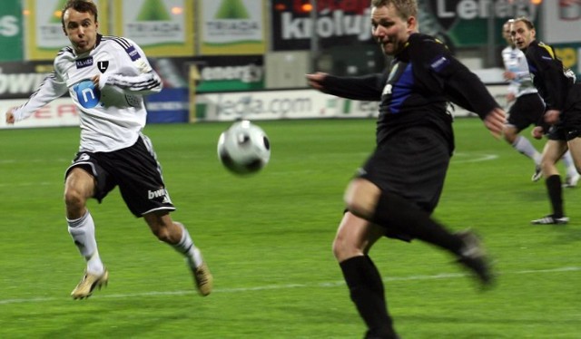 12 i 9 lat temu Stal Sanok (w czarnym stroju Maciej Kuzicki) zagrała trzy mecze z Legią Warszawa. Pierwszy z nich wygrała sprawiając ogromną sensację