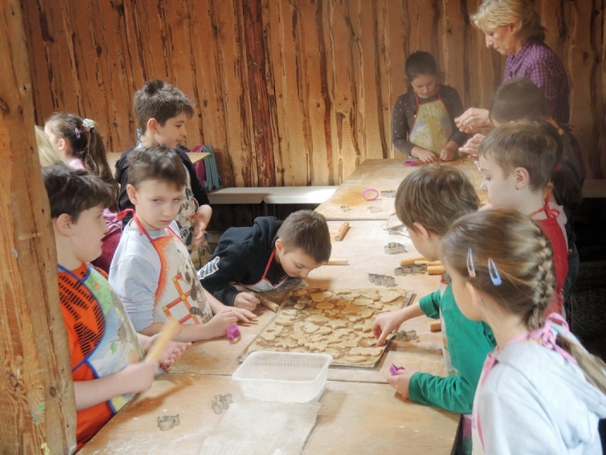 Wybawione i najedzone dzieci z "trójki" na wycieczce w Domu Chlebowym w Marianowie