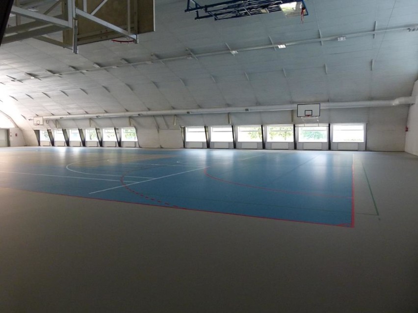 Podłoga w hali sportowej przy Szkole Podstawowej nr 6 niemal gotowa