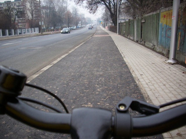 Asfaltowy dywanik drogi rowerowej wygląda nieźle.