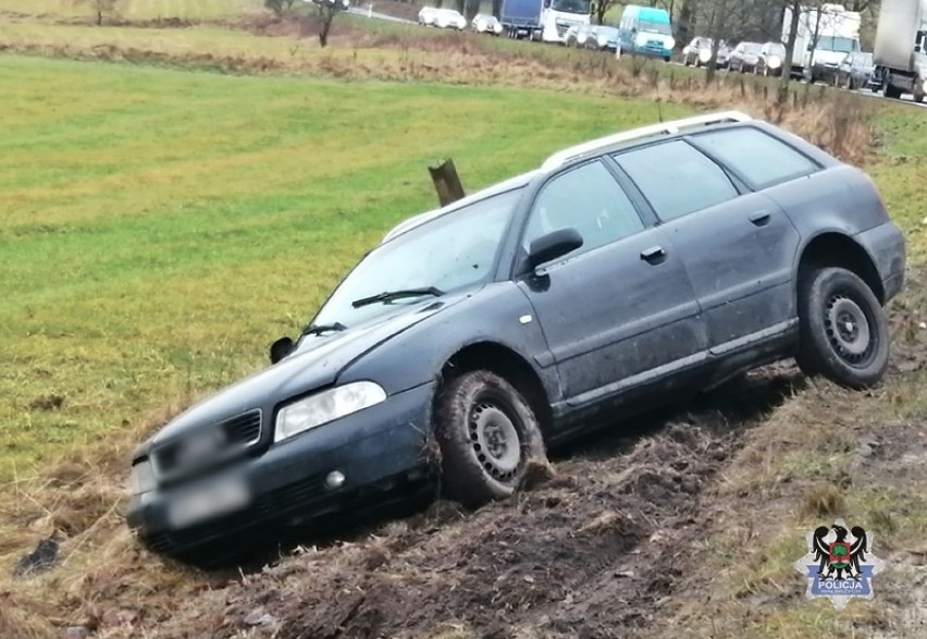 Trzy samochody wyleciały z drogi w tym samym miejscu w Głuszycy! Ranny został kierowca, który pomagał innym