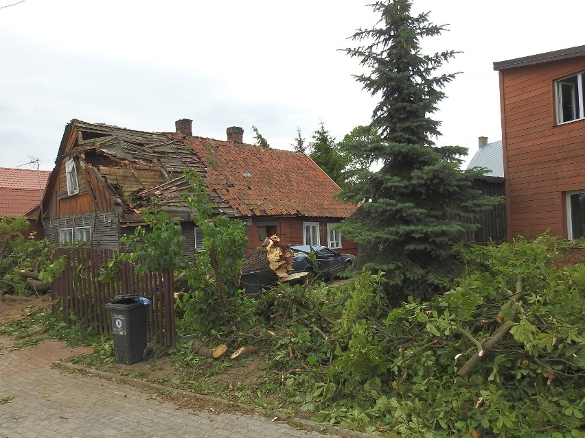 Podczas burzy wiatr połamał drzewo, które spadło na dom i...