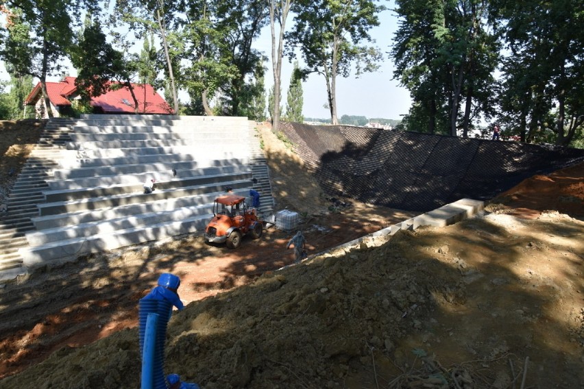 Tarnów. Poślizg z parkiem coraz większy, a jeszcze konieczne są poprawki [ZDJĘCIA]