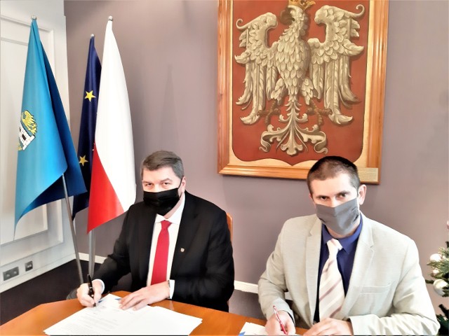 Prezydent Oświęcimia Janusz Chwierut (z lewej) i Paweł Kram z Oświęcimskiego Sportu, podpisują umowę o wsparcie dla hokeistów Re-Plast Unii Oświęcim na 2021 rok.