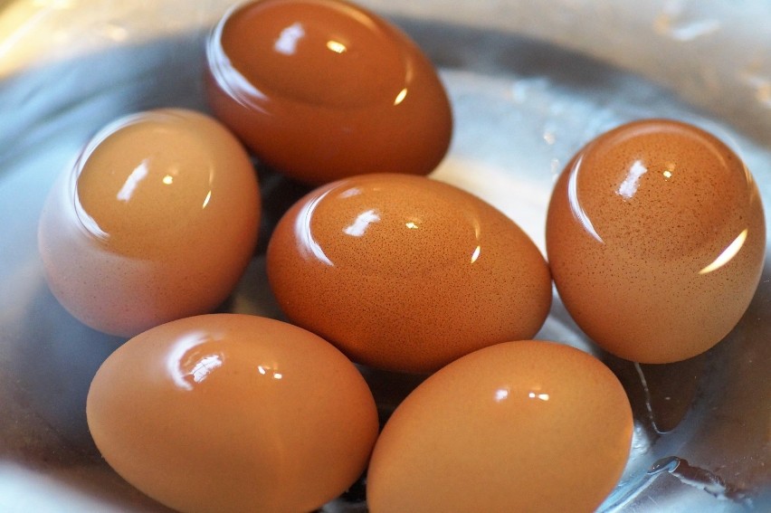 Jajka pękają m.in. poprzez różnicę temperatur jajek i wody.