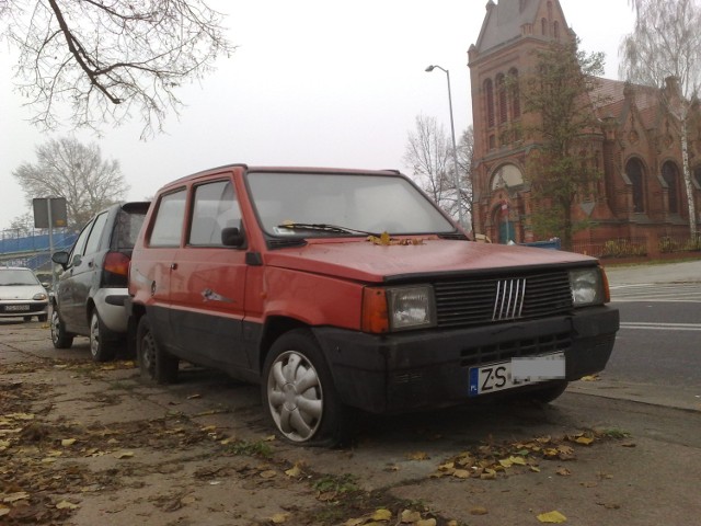 Od dwóch lat stoi i nikt się nim nie interesuje. Z opon wyszło ...