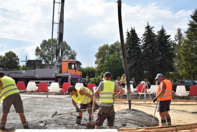 Prace na placu św. Jadwigi Śląskiej w Krośnie Odrzańskim posuwają się naprzód.