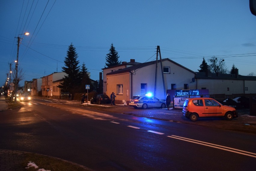 Kolizja na ul. Wojska Polskiego w Wieluniu. Zderzyły się dwie osobówki. Uszkodzony został też budynek FOTO