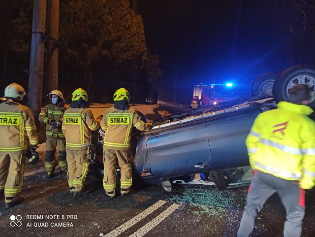 Poręba w gminie Leśnica. Ford dachował tarasując drogę