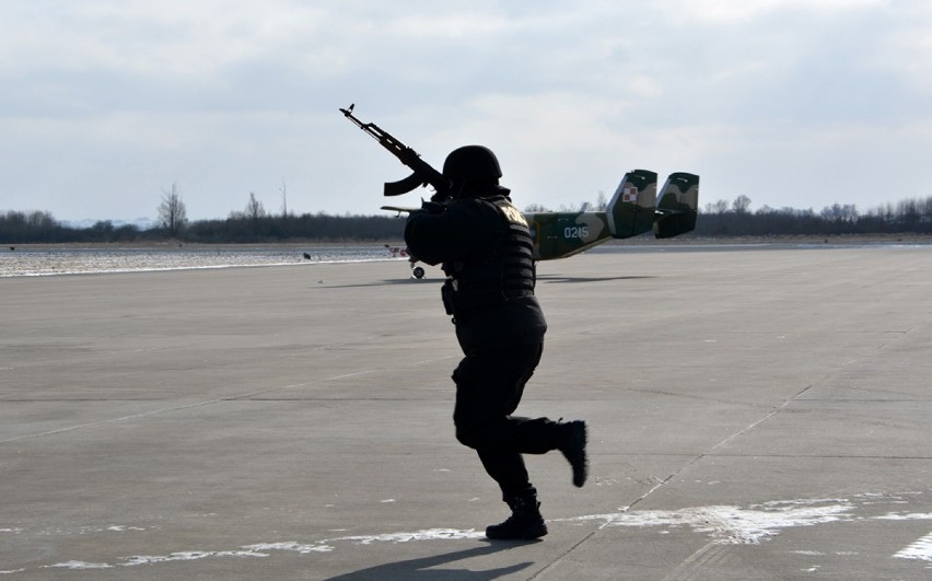 Trening "Renegade" na malborskim lotnisku [ZDJĘCIA]. Służby uczyły się, jak odeprzeć atak terrorystyczny