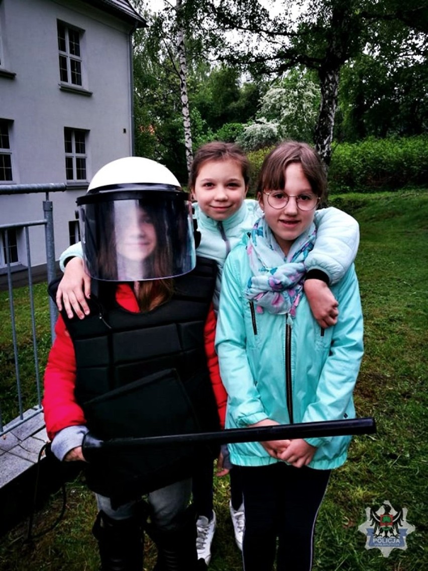 Uczniowie Szkoły Podstawowej nr 2 w Wałbrzychu odwiedzili dzielnicowych drugiego komisariatu [ZDJĘCIA]