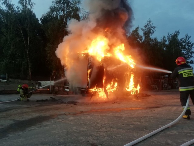 Pożar samochodu w Sadykierzu (gmina Golub-Dobrzyń). Jego przyczyną było Zwarcie instalacji elektrycznej