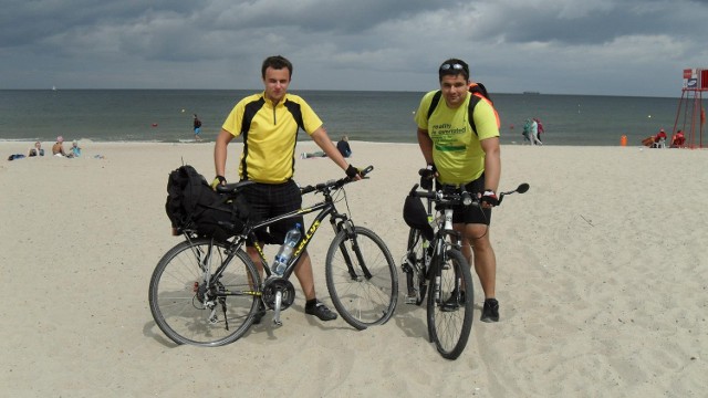 Kamil Tetkowski (z lewej) pokonał rowerem 425 km