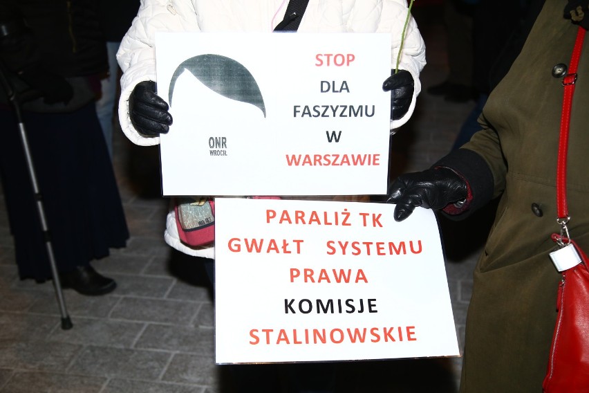 Odwagi Polsko! Obywatele RP i narodowcy demonstrowali przed Pałacem prezydenckim [ZDJĘCIA] 