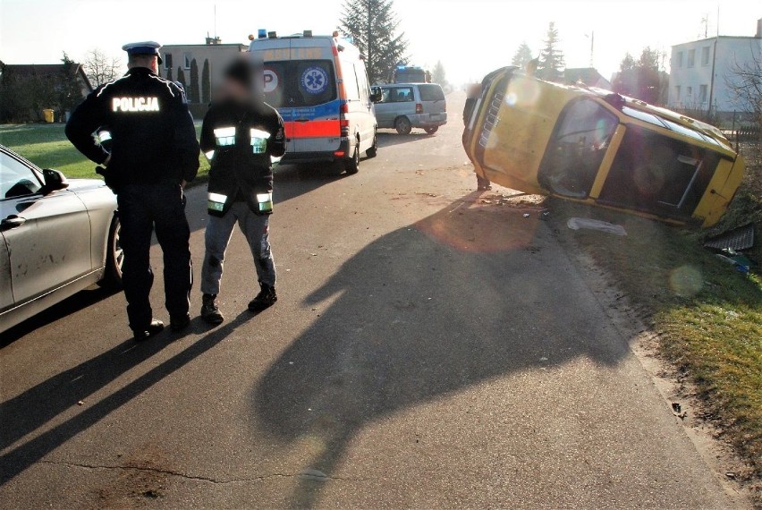 Policjanci pracowali w miejscu wypadku w Opaleniu [ZDJĘCIA]