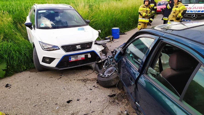 Czołowe zderzenie dwóch samochodów w Radzyniu Chełmińskim. Dwie osoby ranne