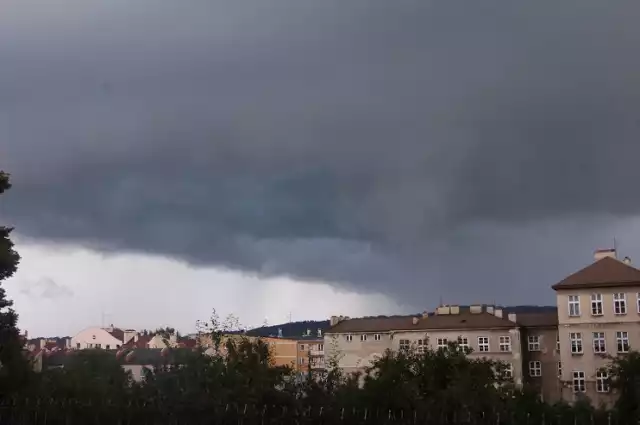 Rządowe Centrum Bezpieczeństwa ostrzega przed możliwymi gwałtownymi burzami w Tarnowie i regionie w pierwszym dniu lata
