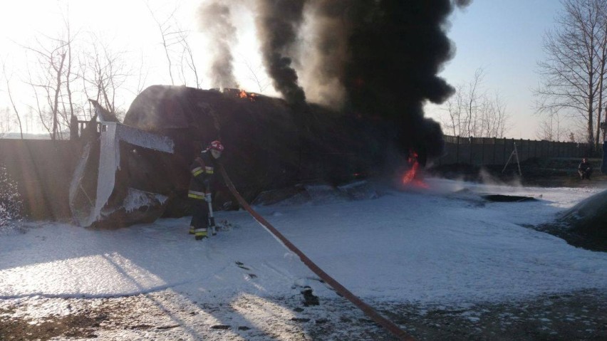 Pożar w Borowie koło Opatówka. Płonął zbiornik ze smołą. [FOTO, FILM]