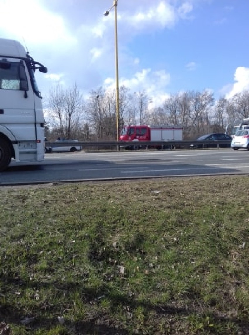 Częstochowa: samochód osobowy zderzył się z tirem i ciągnikiem na DK 1. Utrudnienia na nitce w stronę Katowic