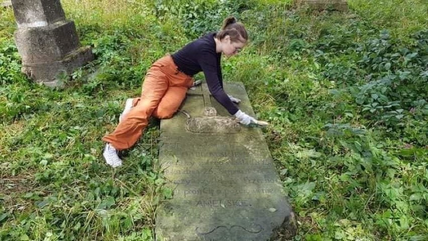 Licealiści ratują mogiły od zapomnienia (FOTO)