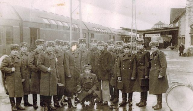 Grupa sowieckich żołnierzy na dworcu PKP Szczecinek w latach 80