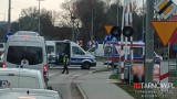 Wypadek przy rondzie na ulicy Klikowskiej w Tarnowie. Poszkodowanego rowerzystę pogotowie zabrało do szpitala