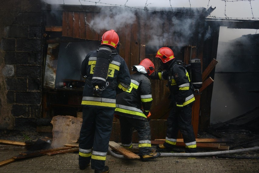 Trzy drewniane garaże płonęły na ul. Fortecznej w Grudziądzu [wideo, zdjęcia]