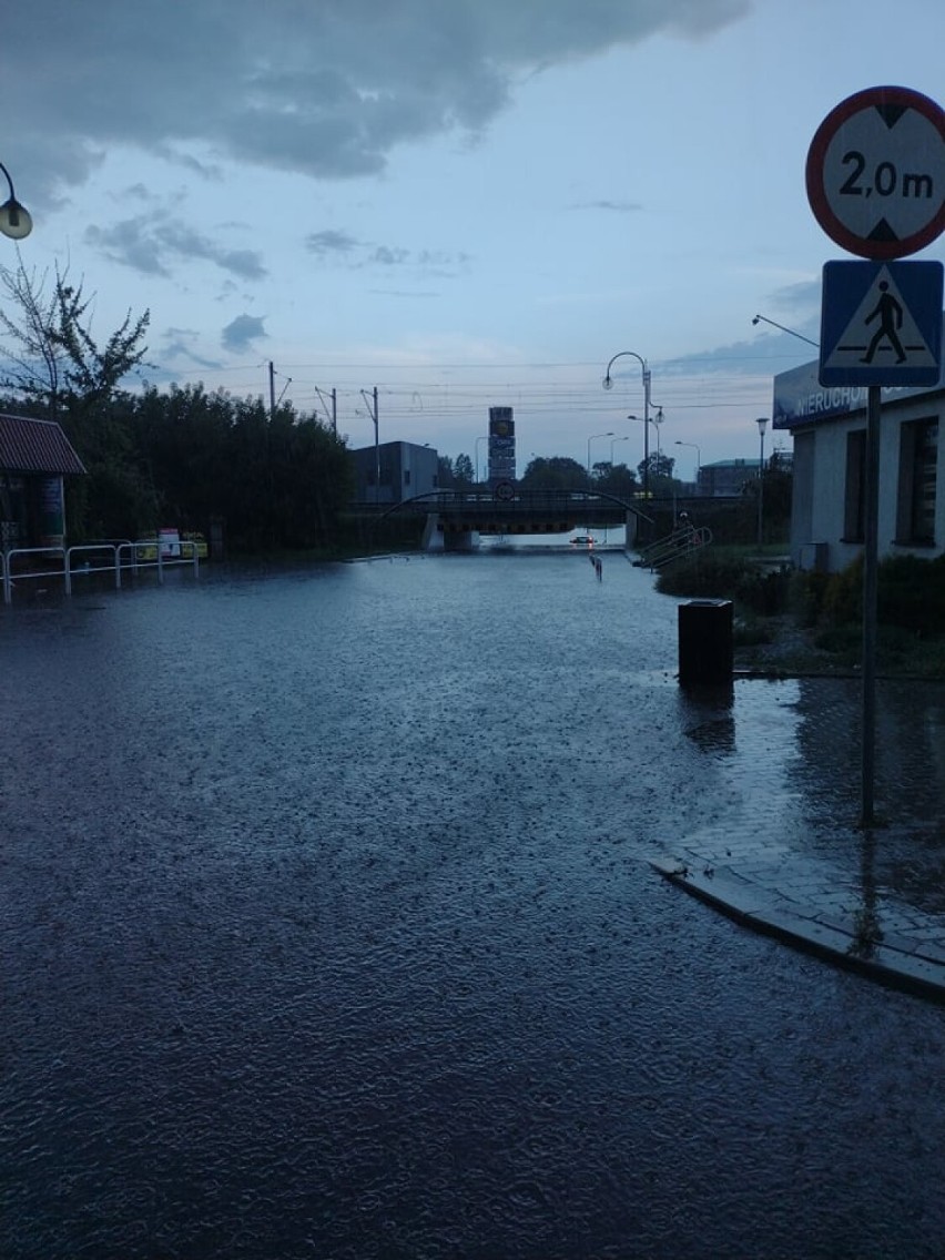Radomsko zalane po porannej burzy. Ulice znów pod wodą [ZDJĘCIA]