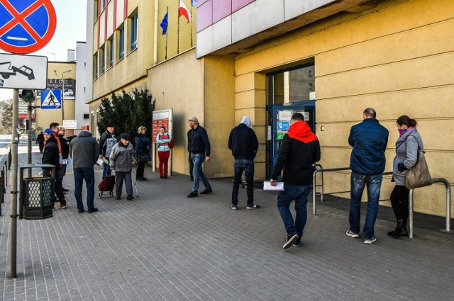 Jak przekonują rzecznicy, mimo ograniczeń kontaktu urzędników z petentami, pracy nie brakuje. Część z nich może wykonywać swoje obowiązki z domu, jednak nie wszyscy.