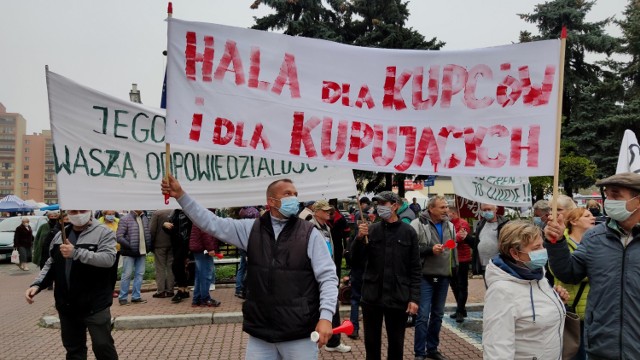 Protest kupców przed Urzędem Miasta Piotrkowa. Zawyły syreny, a kupcy rozłożyli czerwony dywan dla prezydenta Chojniaka