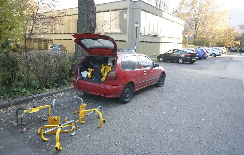 Katowicka Spółdzielnia Mieszkaniowa zakłada blokady na koła aut zaparkowanych w centrum!